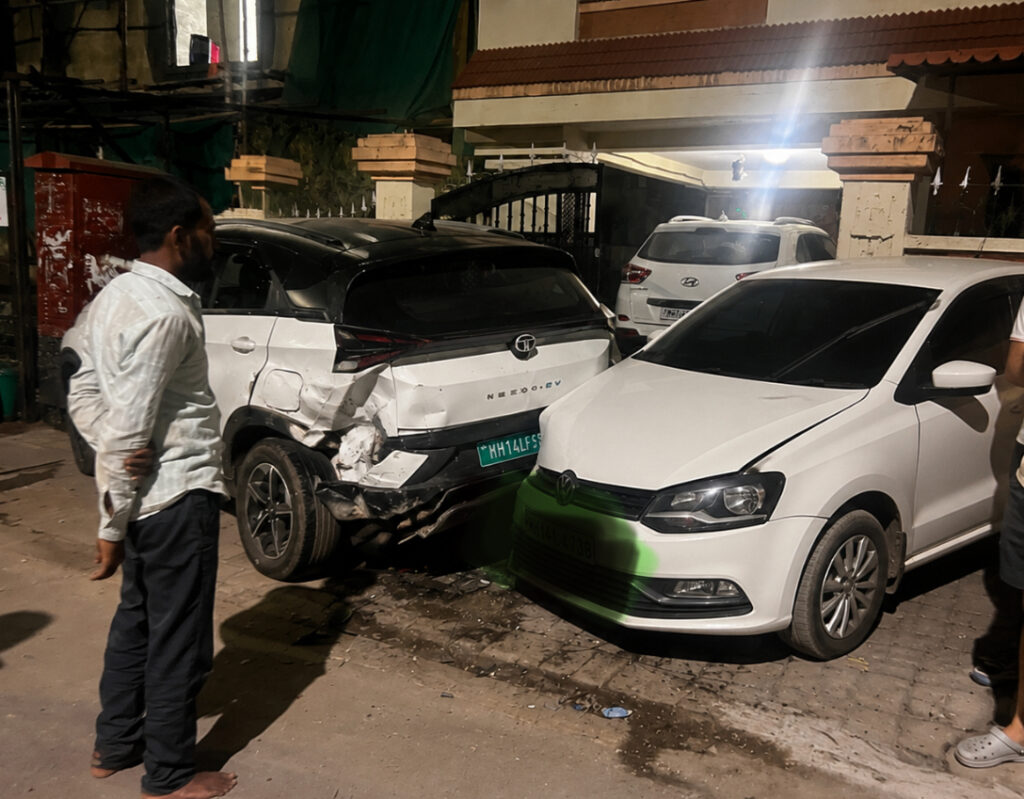 स्वीकृत आमदार अमितभाई गोरखे यांच्या कार्यालयाजवळ भरधाव कारची पार्किंगमधील गाडीला धडक; चालक फरार