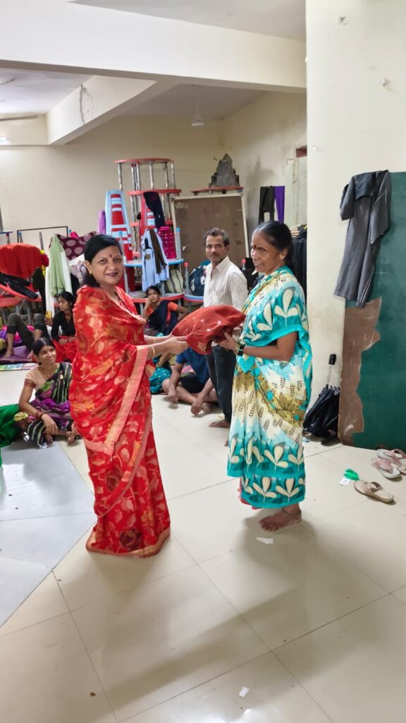 मुसळधार पावसात रेखाताई काटे ठरल्या नागरिकांचा आधार; मदतकार्याबरोबरच साड्यांचे वाटप.